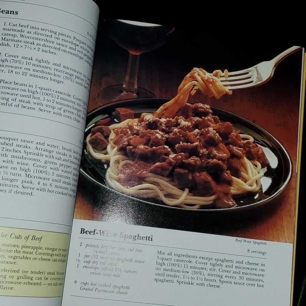 Vintage‎ Betty Crocker's microwave cookbook circa 1981 Hardcover about 280 pages
